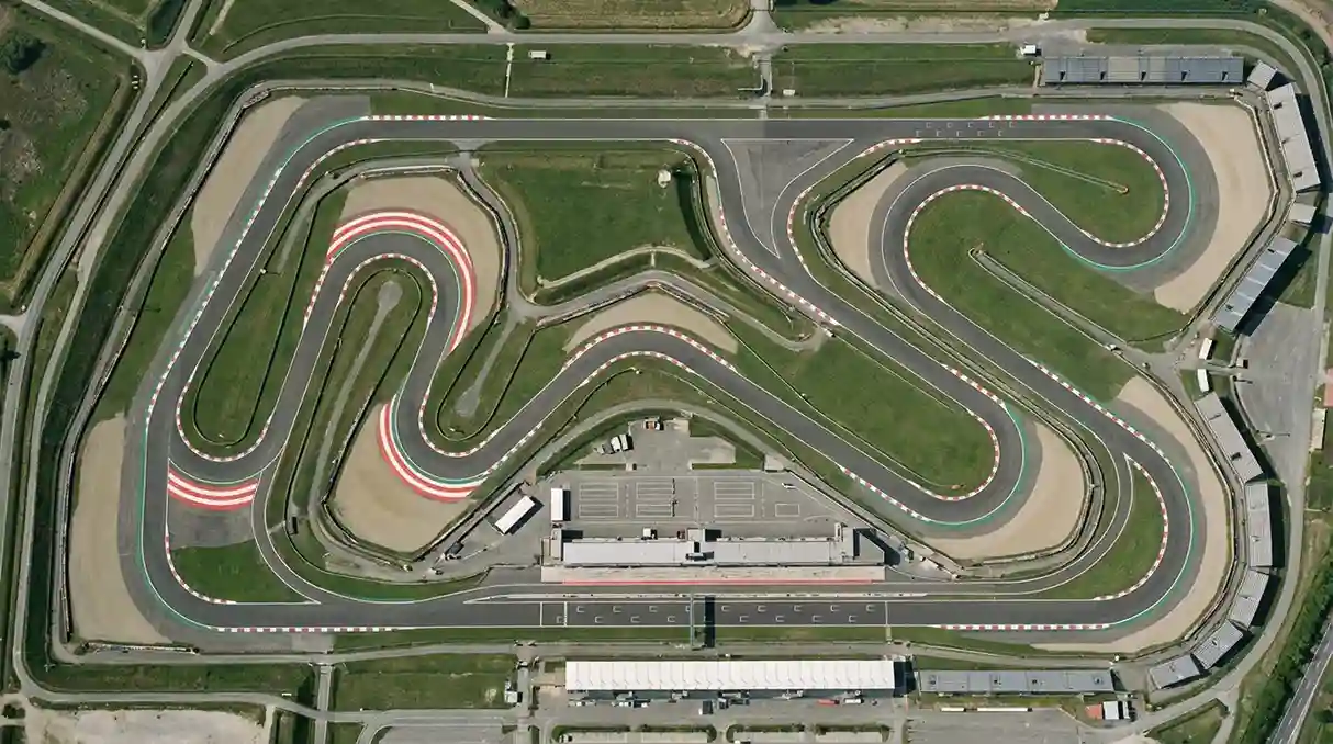 Vista aérea de circuito de Fórmula 1 com curvas e rectas visíveis