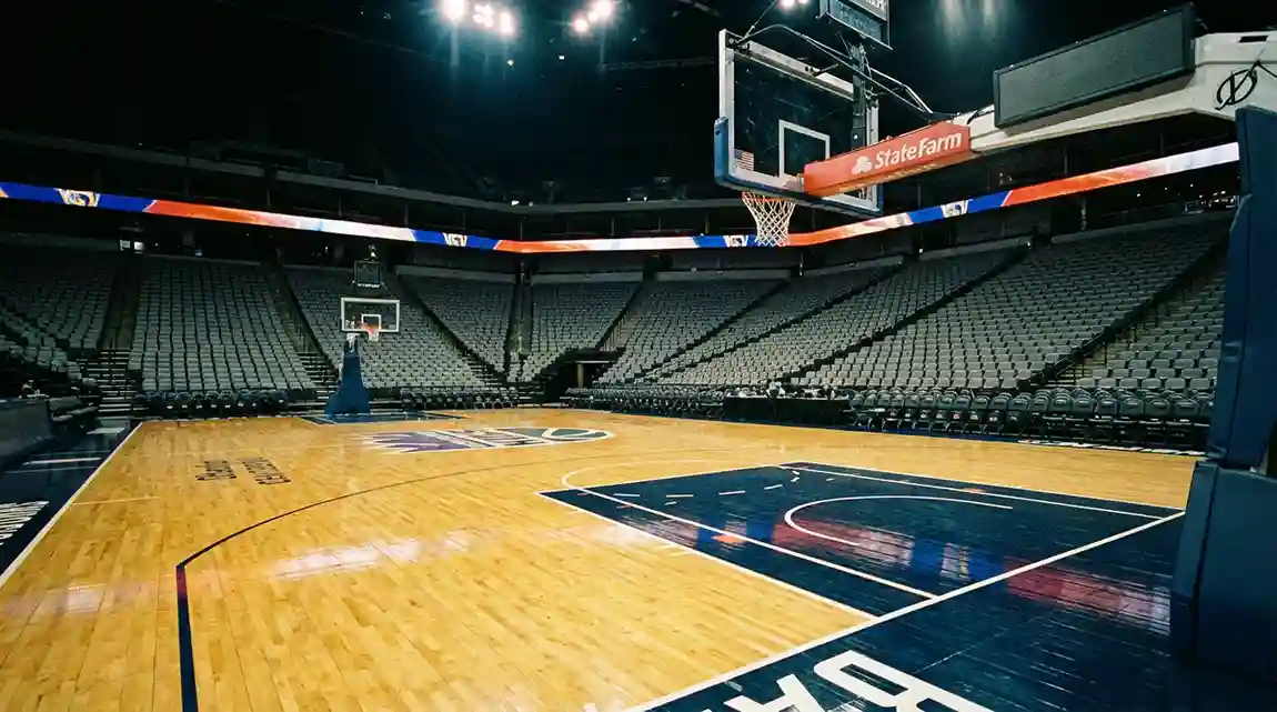 Campo de basquetebol com tabela e cesto iluminados em pavilhão profissional