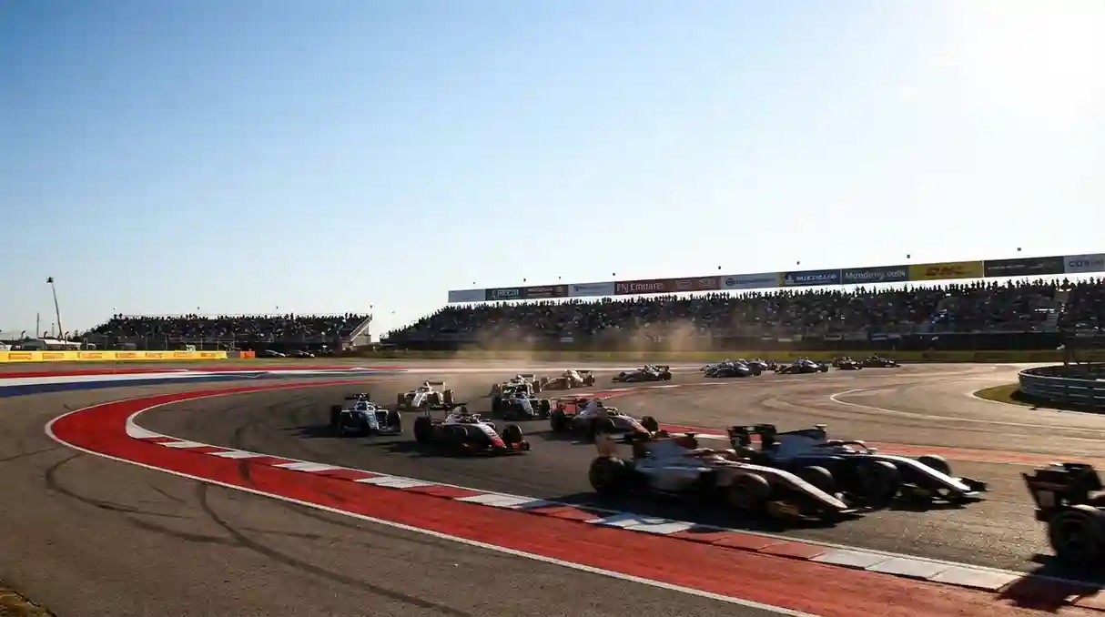 Carros de Fórmula 1 em pista durante corrida com curva apertada
